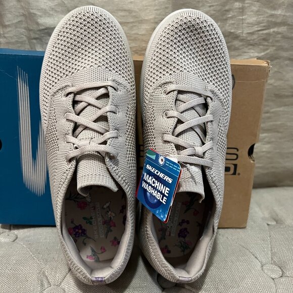 Sketchers women's sneakers in 9.5 - New in Box - Picture 3 of 10